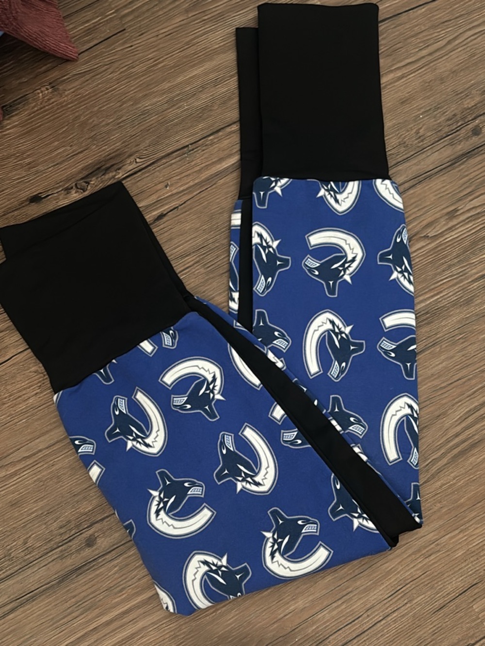 Canucks grow with me pants